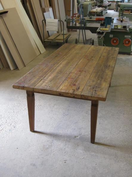 Tisch mit Gerüstbohlendeckblatt