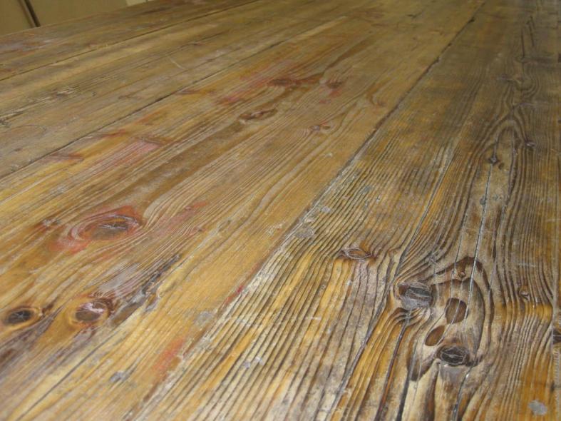 Tisch mit Gerüstbohlendeckblatt