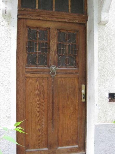 Holzhaustür mit Klopfring