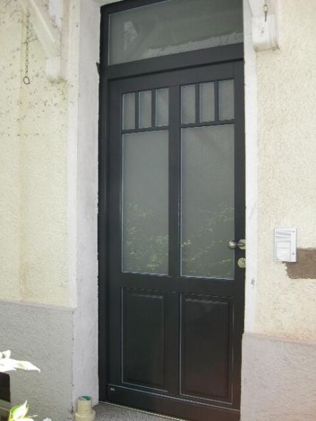 Holzhaustür mit Milchglas-Lichtausschnitten und weißem Vordach 