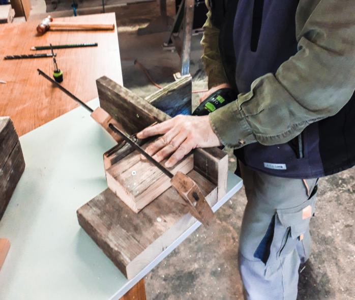 Bau eines Insektenhotels: Vormontage der Mittenteilung