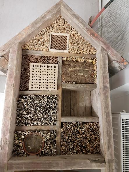Großes Insektenhotel befüllt 