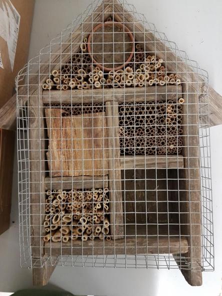 Kleines Insektenhotel befüllt 
